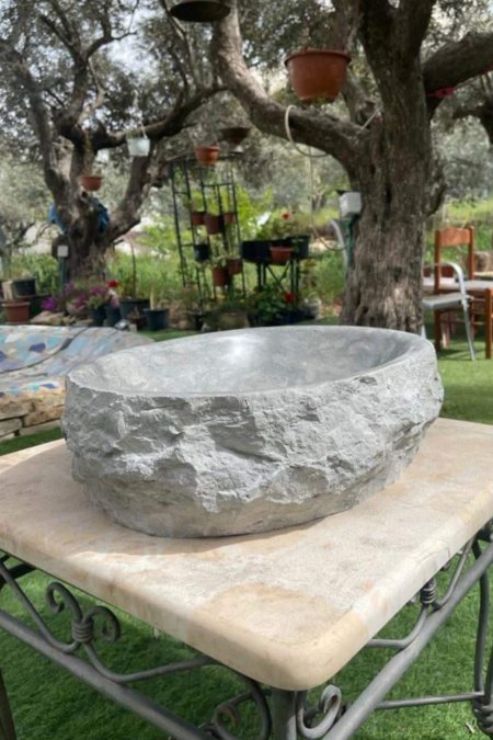 مغسلة حجرية طبيعية – لون رمادي عصري
